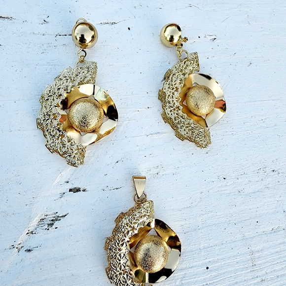 Avant-garde irregular hammered and filigree gold tone post earrings and pendant - Picture 2 of 5